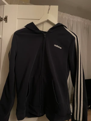 Adidas kofta - Säljer denna adidas huvudtränare med dragkedja då den är för liten. Den är mycket använd och i ganska bra skick. Hör av er vid intresse eller ev frågor!😀
