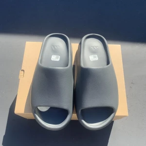 Yeezy slide granite - Yeezy slide granite i storlek 46 men sitter som 44, deadstock med lådan och tags, skriv för fler frågor eller bilder☺️