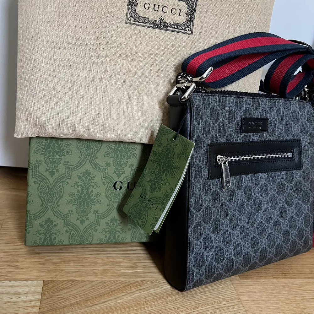 Säljer min Gucci Axelremsväska - köpt för ungefär 1 månad sen, helt nytt skick. Gucci bag, låda finns & kvitto.  Pris kan diskuteras. . Väskor.