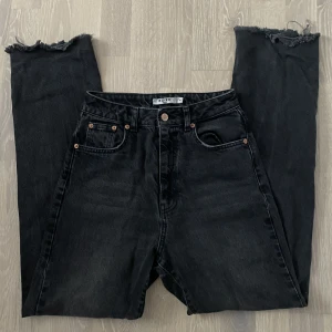 svarta jeans - svarta jeans från NA-KD. De ser lite skinny ut på bilderna men det är de inte🥰 skriv privat för fler bilder! 🤍