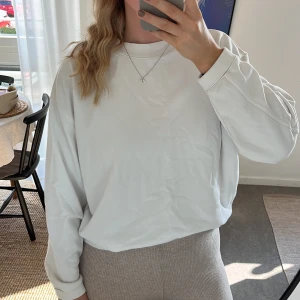 Sweatshirt - Vit sweatshirt från Weekday i storlek S!