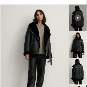 NA-KD svart bikerjacka med päls  - En väldigt snygg jacka som passar bra i höst och vinter. Använde ett fåtal gånger förra året och året innan, men väljer att sälja den i år då jag har andra jackor jag använder mer. Storlek 34 men är lite oversized. Nypris är 1200 kr