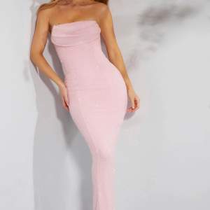 Säljer fina rosa klänning från ohpolly🩷 I strl 8