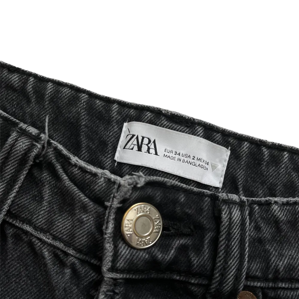 Straight Mid Waist Jeans från Zara som inte används, gissar att jag köpte dom för 349kr något sånt 🤍⭐️. Jeans & Byxor.