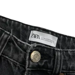 Straight Mid Waist Jeans från Zara som inte används, gissar att jag köpte dom för 349kr något sånt 🤍⭐️
