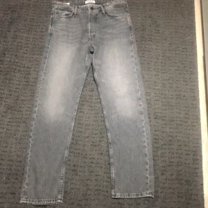 Grå jeans - Jeans från Jack and Jones använda 2 gånger inga skader elr något.Nypris 700.