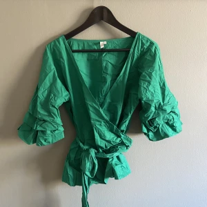 Grön Blus - Grön blus med puffiga ärmar, oanvänd men tags borttagna. Strl 38