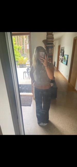 Låg midjade Juicy Couture byxor - Säljer mina super låg midjade, vintage juicy Couture byxor i storlek M men sitter även perfekt i midjan på mig som har xs/s. Jag är 163 cm och sitter perfekt, men passar även upp till 160-180cm❤️