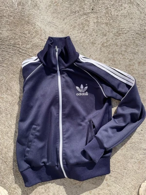 Adidas kofta - Marinblå adidas kofta. Storlek xs-s