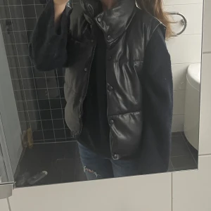 Skinn väst - Skinn bäst från zara med krage!!! Fin till allt o knappt andvända! Perfekt t hösten🙌 storlek ca men skulle säga att den passar en s/ liten M bättre