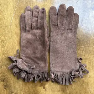 Fina vintage läderhandskar från Åhléns ✨Passar för rätt så små händer.  Gjorda av svinmocka. 
