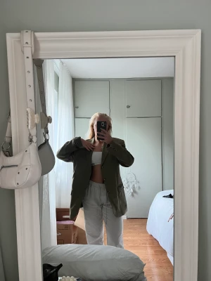 Vintage kavaj - Köpt second hand, såhär ser den ut storleksmässigt på mig som är 1.68. Suuuuuperfin grön färg!