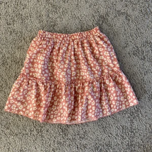 Jättesöt blommig kjol🫶 - Köptes på Shein för ca ett år sedan. Jätteskönt material och passar perfekt till en solig dag. Den är rosa med små blommor på. 