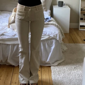 Jeans - Säljer dessa nya beiga jeans ifrån mango, slutsålda 