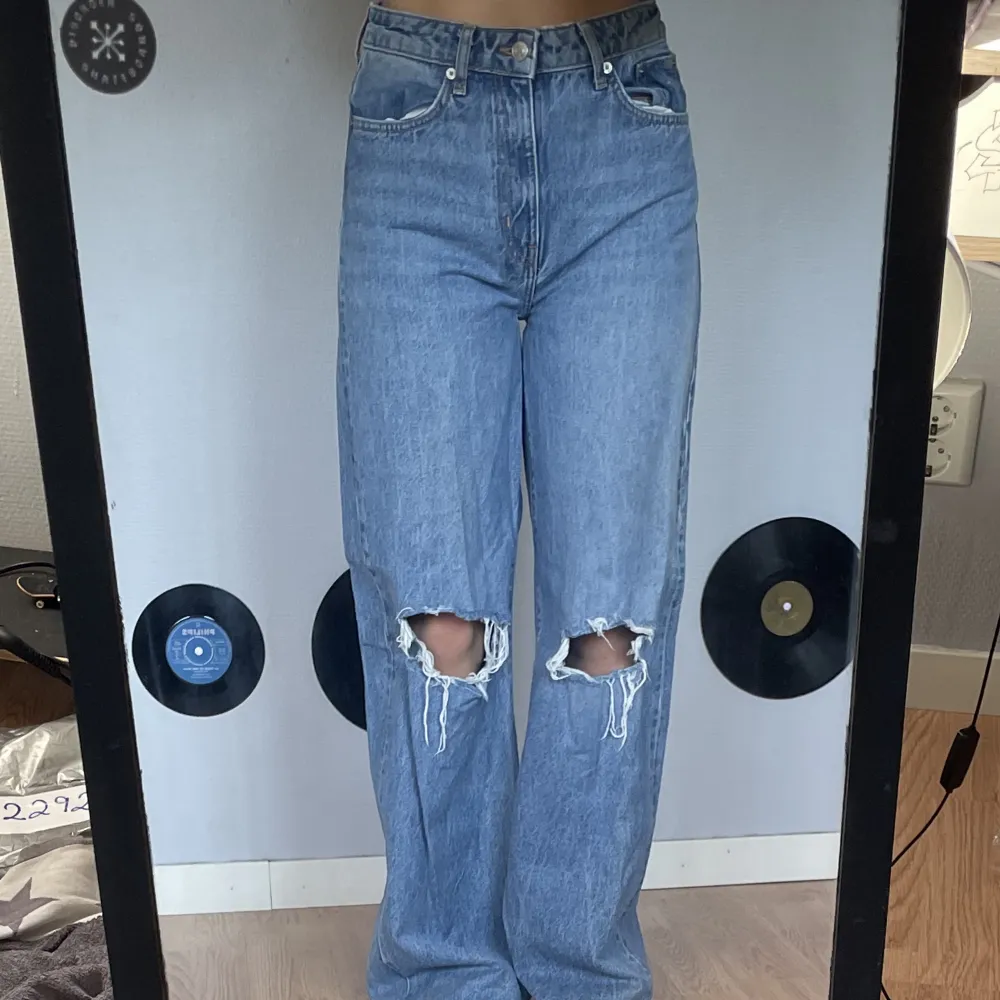 Jättefina Highwaist Jeans (jag är 168) från Lager 157. Använt 2 gånger. Säljes pga inte min stil.. Jeans & Byxor.