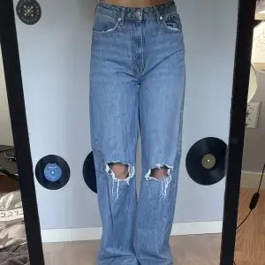 Jättefina Highwaist Jeans (jag är 168) från Lager 157. Använt 2 gånger. Säljes pga inte min stil.