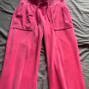 Säljer mina skrik rosa juicy byxor, fortfarande väldigt mjuka men lite slitna längst ner men sånt syns inte eftersom det är precis vid fötterna.  Jag är 157 och de är lite för långa för mig, säljer pga att jag tröttnat på färgen.