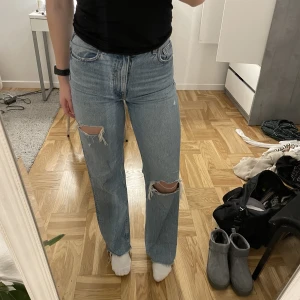 Zara jeans  - Säljer mina jeans från Zara då de aldrig kommer till användning längre. Använda få gånger så mycket bra skick. Köpta för 400kr. Storlek 36/S💓💓