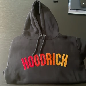 Hoodrich Hoodie  - Storlek S, perfekt skick, knappt använd, har byxor till hoodien som är storlek S som Hoodien, hela tracksuit för 750 kr