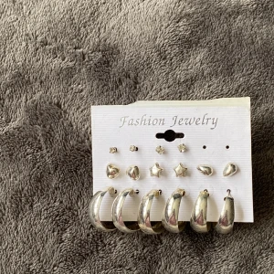 Silver örhängen  - Säljer dessa oanvända örhängen, det saknas ett par som är borttappat(frakt 15 kr)