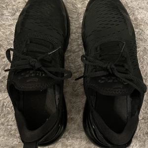 270 Nike skor  - Nike skor använda ett fåtal gånger i mycket bra skick. Säljs eftersom de inte används.