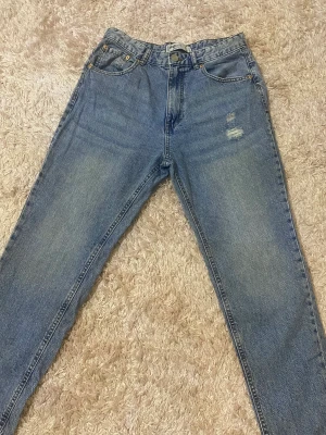 New yorker jeans  - Jätte fina sköna mom jeans. Har inte använt så mycket så fint och passar till alla outfits!  (Köpt för 219)