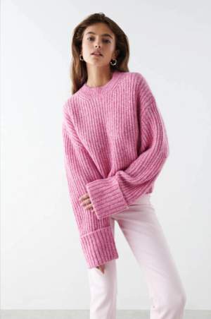 Rosa stickad tröja från Gina, använd fåtal gånger då den inte kommer till användning. 359 ursprungsspris, säljer för 200 kr💕
