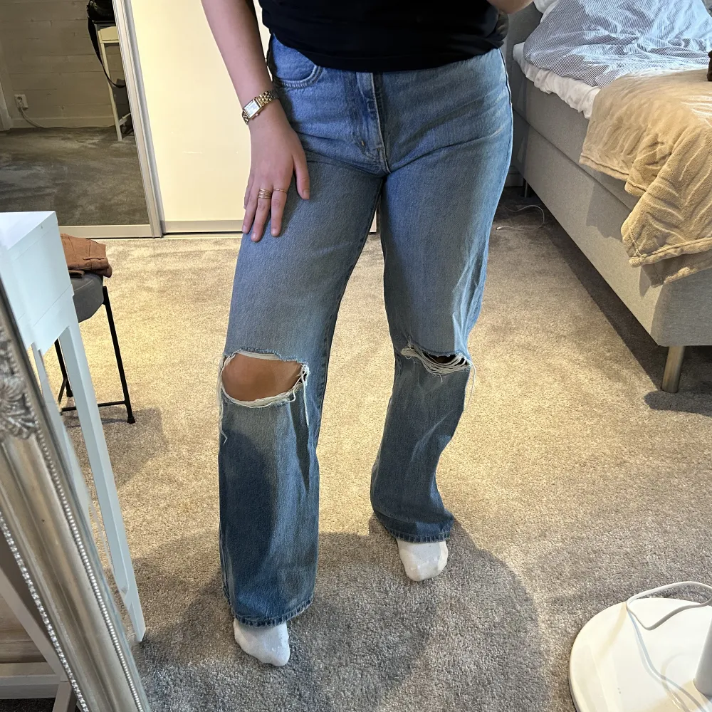 Säljer dessa blåa jeans med slitningar på knäna ifrån lager 157. Säljer pågrund av att de är knappt använda.. Jeans & Byxor.