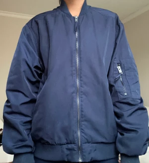 monki jacka - säljer denna marinblåa bomberjackan från monki i storlek s🦋