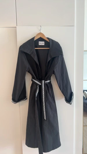 Trenchcoat/ kappa - Använd kappa Med skärp