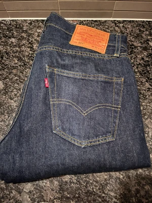 Levis 501 - Nästan oanvända  Säljer för att jag inte gillar färgen 