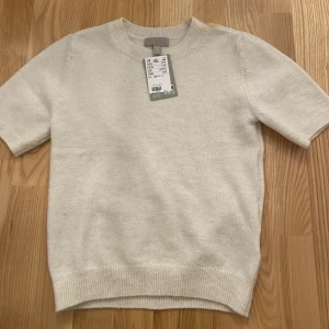 Stickad t-shirt - Super gullig stickad t-shirt från hm. Ny med prislapp kvar. Pris kan diskuteras 🤍