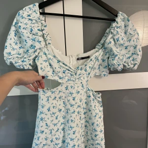 Klänning - Drömmig, strax över knälång klänning (på mig som är ca 175) från Zara.  Cutouts på sidorna, dragkedja i ryggen och det bästa: FICKOR🤩  Tjockt bra tyg så fickorna syns inte vid användning heller!!  Svår att fota så kan skicka bild på till intresserad