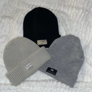 Mössa  - Säljer tre par mössor för ett pris. Kommer ej till användning och har använt dom endast ett fåtal gånger, inga skavanker  