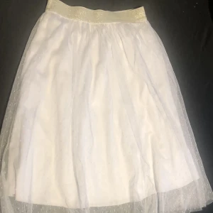 Vit kjol  - En vit kjol till barn. 