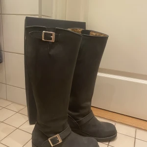 Svarta Johnny Bulls stövlar - Säljer mina höga svarta Johnny Bulls stövlar i storlek 38 med silvriga detaljer. Stövlarna är i väldigt bra skick då de endast användes en vinter för flera år sedan och har bara legat i en kartong sedan dess. Kan skicka fler bilder om så önskas!😊🩷