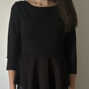 Tröja - En svart tröja som är ifrån VILA o ej kommer till användning. Den har en dragkedja där bak o storlek är M men passar verkligen S också!!