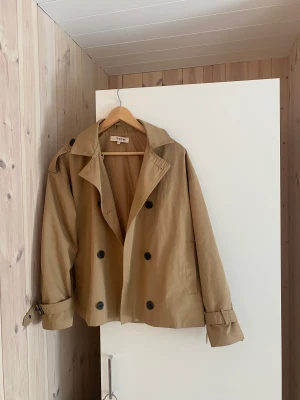 Kapp - Kommer tyvärr till andvändning då jag har en lika Dan❤️SUPER SNYGG, nästan aldrig andvänd 