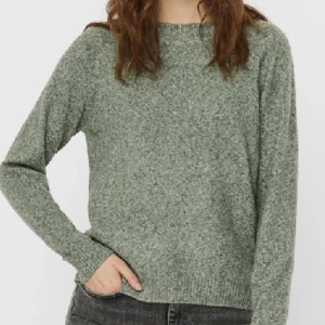 Grön stickad tröja! - Säljer denna gröna stickade tröja från VERO MODA använd fåtal gånger. Skriv för fler bilder eller funderingar. (Lånad bild)❤️ Nypris: 249kr