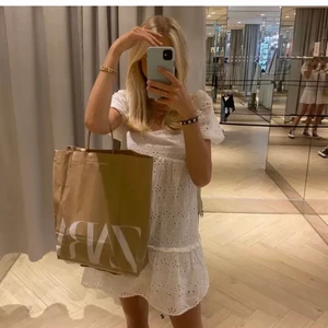 Vit sommarklänning - Säljer nu denna superfina klänning från hm i stl 34🤍 aldrig använd och superfin nu i sommar🤍🤍 köp direkt för 380+frakt eller buda från 200+frakt BUD ÄR BINDANDE BUDA ENDAST OM DU KAN BETALA