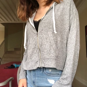 Hollister munktröja - Grå mysig zip up hoodie från hollister, lättare material så är perfekt till sommaren! 💞