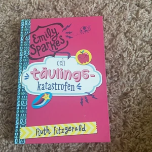 Tävlings katastrofen  - Säljer denna intressanta boken som handlar om en flicka som heter Emily som av misstag råkat anmäla sin mamma på en tävling säljer den för 20kr + frakt