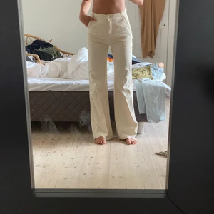 Ljusa Jeans  - Assnygga jeans som inte längre används! Avklippta och passar mig perfekt som är 166 cm. Köparen står för frakten 
