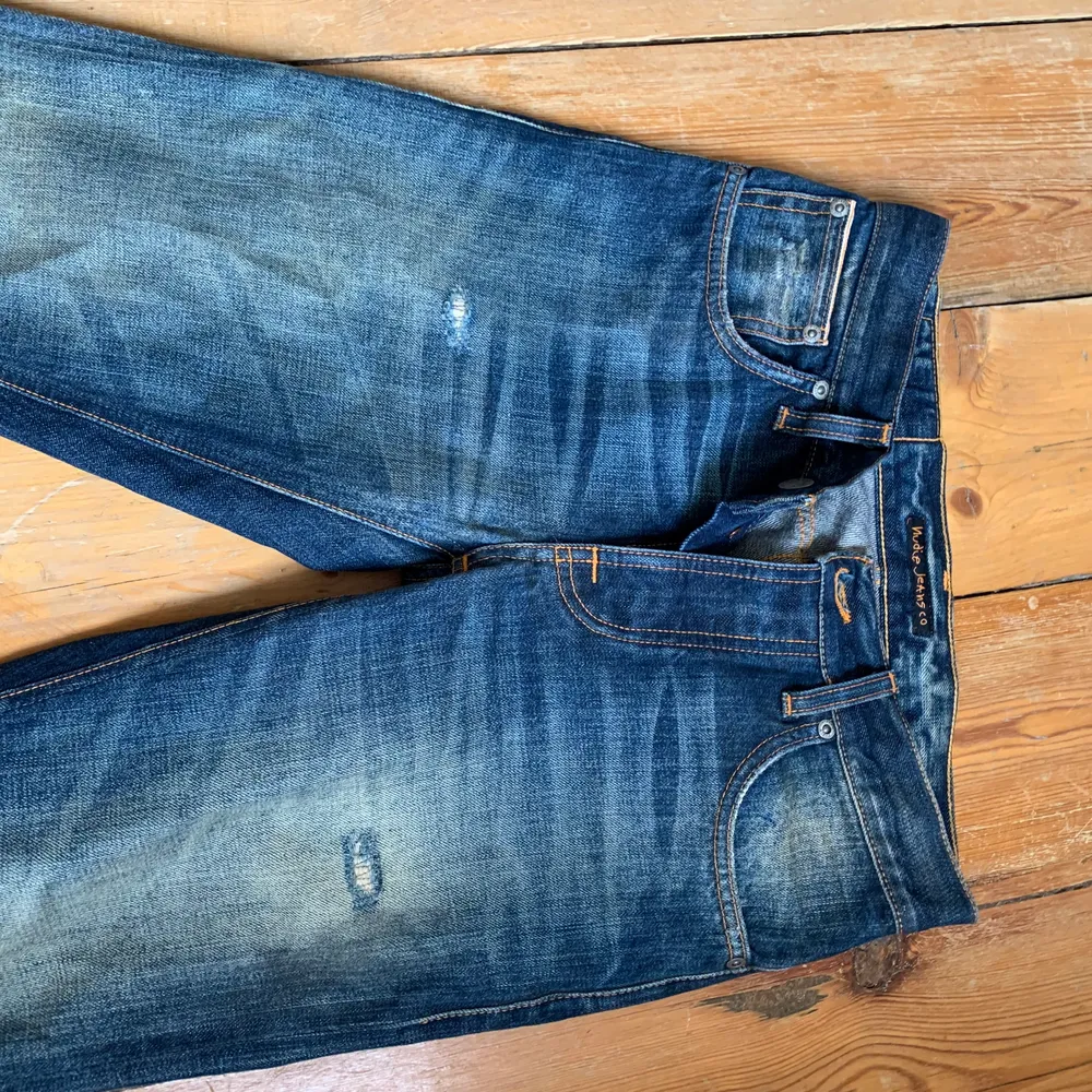 Ett par Nudie jeans, köpta från Sellpy, osnvända av mig då jag var optimistisk om storleken, då de visade sig vara för stora. Har 25 på jeans oftast Levis, och har 27 på Nudie, dessa var loose-fit, så passar XS-S om man vill ha de lite lösare, större S-M sitter de nog tightare. Snygg tvätt i denimblått med slitna detaljer, älskar stilen men för stora 😔 . Jeans & Byxor.