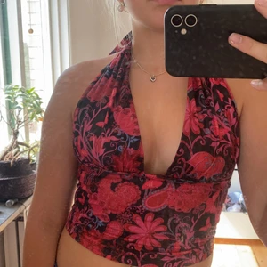 Halterneck top - En sjukt fin blommig halternecktopp. Materialet är vädlig strectchigt. Jag säljer den då jag aldrig användt den därav i nyskick. Passar perfekt nu i sommar. Köparen står för frakten eller möts man upp i Lund!❤️
