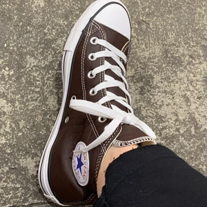 Bruna oanvända converse - Säljer dessa jättetrendiga converse då jag redan har exakt likadana men fick dessa i present. De ni ser i bilden är storlek 39 men de själv köpt är 38 så kan sälja de också. Kan mötas upp i Stockholm eller frakta men då står ni såklart för frakten 💞