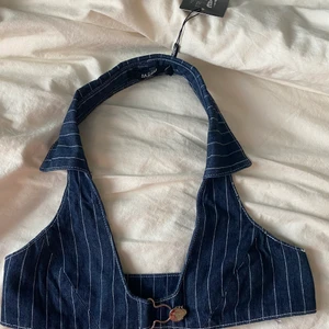 Jaded london top - Sjukt snygg top som tyvärr var för liten för mig. Helt oanvänd med lappen kvar. Frakten var dyr. Passar för npgon med A/B kupa. Frakt tillkommer