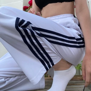 Adidas trackpants - Mina bästa byxor! Blanka Adidasbyxor köpta på humana ca 2018. Storlek XL meeeen jag brukar ha strl S och det funkar pga snöre i midjan. Har en liten fläck på knät, inget som jag tänker på när de är på dock. Skriv om ni vill ha fler bilder! (jag är 170)