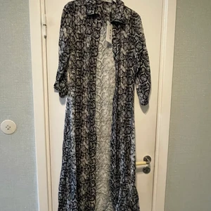 Kofta/klänning från NA-KD - Aldrig använd kofta/klänning. Fint skick