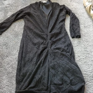 Svart klänning rynkad framtill  - Svart klänning, rynkad framtill. Storlek L